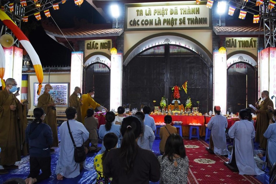 Thân nhân các nạn nhân hướng về đại lễ cầu nguyện Thân nhân các nạn nhân hướng về đại lễ cầu nguyện