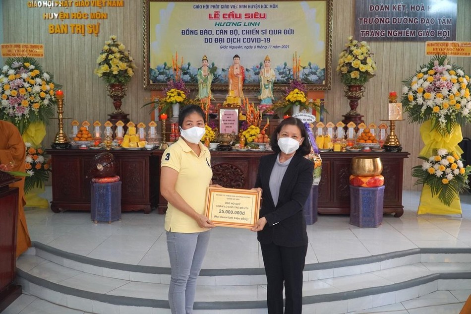 Đại diện CLB Hoa Hướng Dương ủng hộ quỹ nạn nhan khuyết tật và trẻ mồ côi huyện Đại diện CLB Hoa Hướng Dương ủng hộ quỹ nạn nhan khuyết tật và trẻ mồ côi huyện