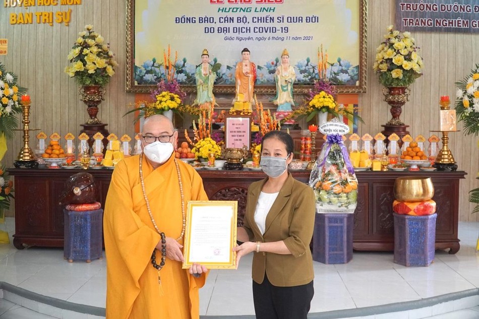 Thượng tọa Thích Chơn Trí nhận thư cảm ơn từ Ủy ban MTTQVN huyện Thượng tọa Thích Chơn Trí nhận thư cảm ơn từ Ủy ban MTTQVN huyện