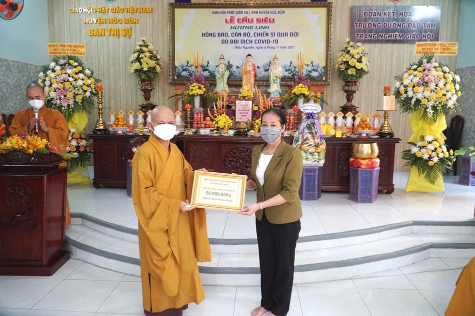 Hòa thượng Thích Thiện Minh trao quỹ ủng hộ người nghèo trên đại bàn huyện Hòa thượng Thích Thiện Minh trao quỹ ủng hộ người nghèo trên đại bàn huyện