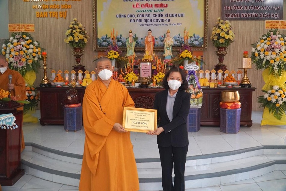 Thượng tọa Thích Minh Thanh trao tịnh tại ủng hộ cho quỹ nạn nhân khuyết tật và trẻ mồ côi huyện Thượng tọa Thích Minh Thanh trao tịnh tại ủng hộ cho quỹ nạn nhân khuyết tật và trẻ mồ côi huyện