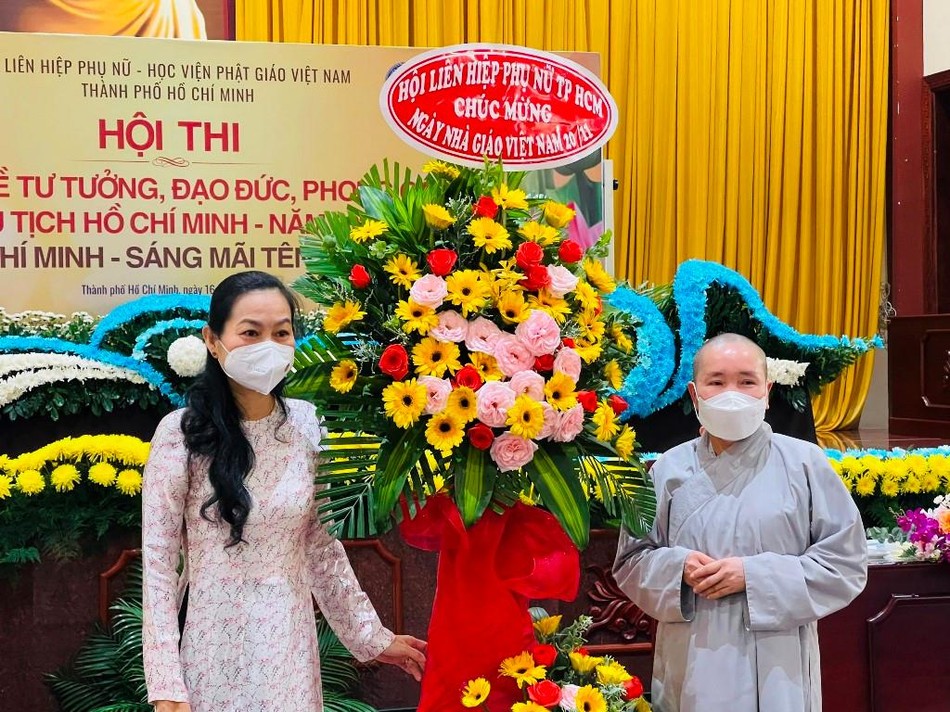 Hội Liên hiệp Phụ nữ TP.HCM tặng hoa chúc mừng Học viện Hội Liên hiệp Phụ nữ TP.HCM tặng hoa chúc mừng Học viện