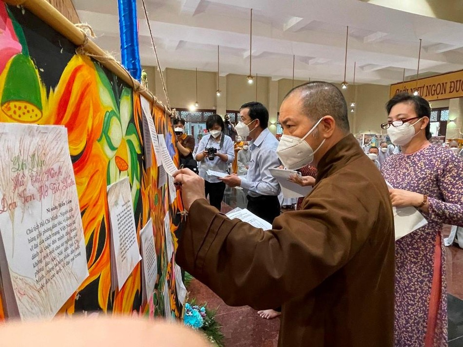 Thành viên Ban Giám khảo chấm điểm các tác phẩm tham gia dự thi Thành viên Ban Giám khảo chấm điểm các tác phẩm tham gia dự thi