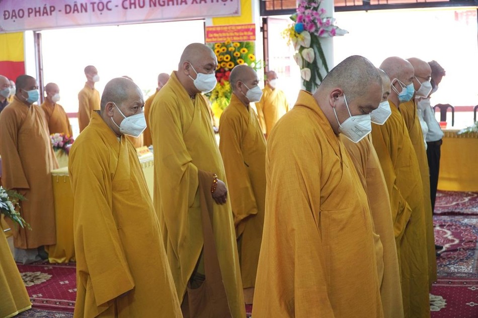 Thực hiện nghi thức chào Quốc kỳ và Đạo kỳ