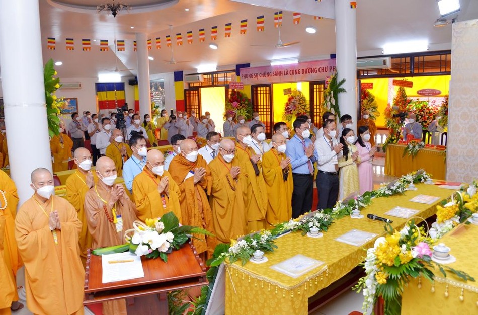 Chư tôn đức, đại biểu thực hiện nghi thức niệm Phật và chào Quốc kỳ, Đạo kỳ