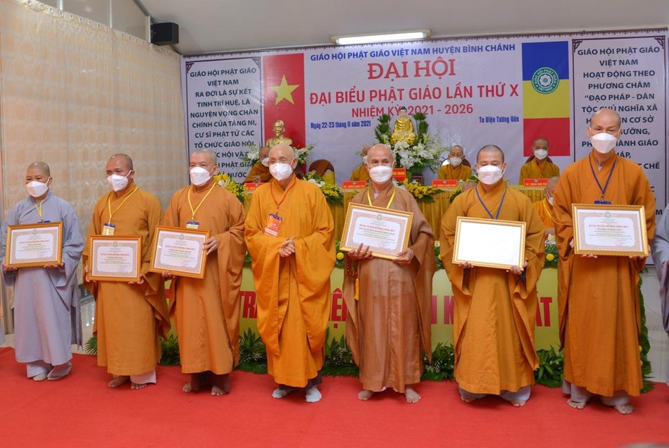 Ban Trị sự GHPGVN TP.HCM tặng Bằng Tuyên dương công đức đến tập thể và cá nhân thuộc Ban Trị sự GHPGVN huyện Bình Chánh khóa IX