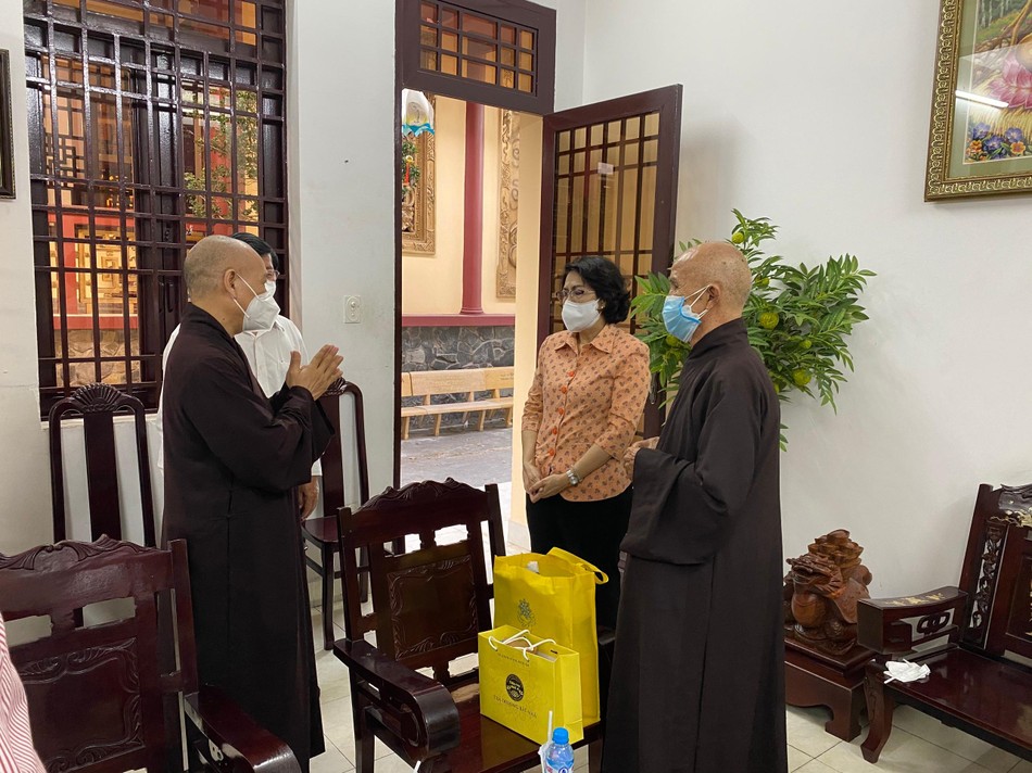 Bà Tô Thị Bích Châu thăm và chức mừng Đại hội đại biểu Phật giáo huyện chiều ngày 22-11