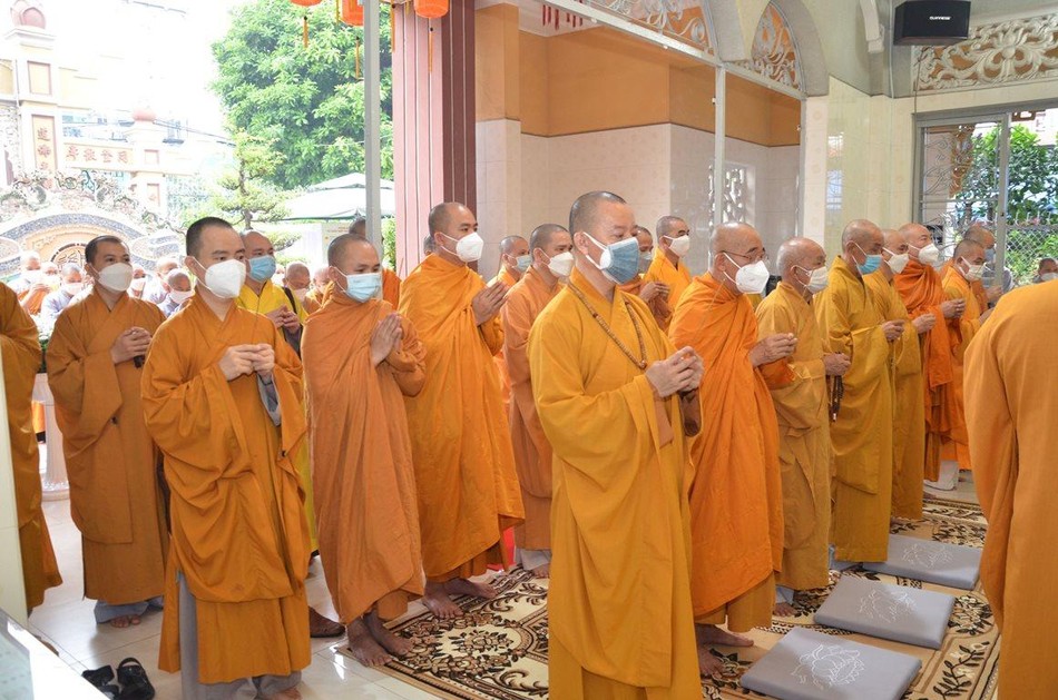 Chư tôn đức Ban Trị sự Phật giáo quận Bình Thạnh nhất tâm cầu nguyện