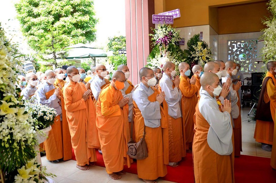 Ni sinh các khóa tại Trường Cao - Trung Cấp Phật học đảnh lễ tri ân Ni trưởng giáo thọ sư Ni sinh các khóa tại Trường Cao - Trung Cấp Phật học đảnh lễ tri ân Ni trưởng giáo thọ sư
