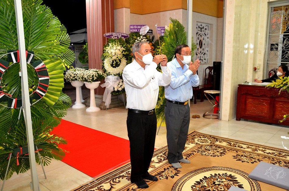 Ban Dân vận Thành ủy viếng tang chiều ngày 7-1 Ban Dân vận Thành ủy viếng tang chiều ngày 7-1