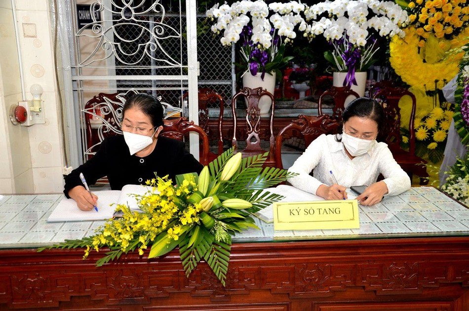 Bà Võ Thị Dung - nguyên Phó Bí thư Thành ủy và bà Phan Kiều Thanh Hương - Phó Chủ tịch Ủy ban MTTTQVN TP.HCM ký sổ tang Bà Võ Thị Dung - nguyên Phó Bí thư Thành ủy và bà Phan Kiều Thanh Hương - Phó Chủ tịch Ủy ban MTTTQVN TP.HCM ký sổ tang