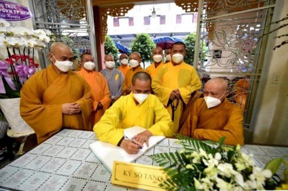 Hòa thượng Thích Nhựt Hỷ, Trưởng ban Hoằng Pháp Phật giáo TP.HCM ký sổ tang Hòa thượng Thích Nhựt Hỷ, Trưởng ban Hoằng Pháp Phật giáo TP.HCM ký sổ tang