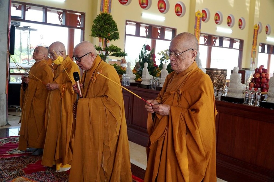 Chư tôn đức niêm hương cầu nguyện Chư tôn đức niêm hương cầu nguyện