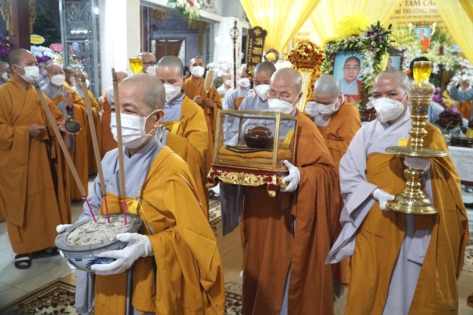 thỉnh bát nhang, y bát và phụng vị rời giác linh đường đến đài hỏa táng