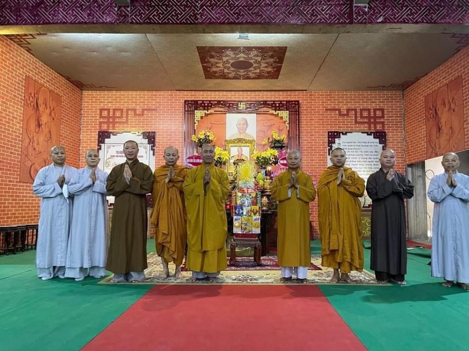 Hội đồng viện Nghiên cứu đảnh lễ giác linh Hòa thượng Thích Minh Cảnh, nguyên Phó viện trưởng, Giám đốc Trung tâm phiên dịch Huệ Quang, chiều ngày 15-1 Hội đồng viện Nghiên cứu đảnh lễ giác linh Hòa thượng Thích Minh Cảnh, nguyên Phó viện trưởng, Giám đốc Trung tâm phiên dịch Huệ Quang, chiều ngày 15-1