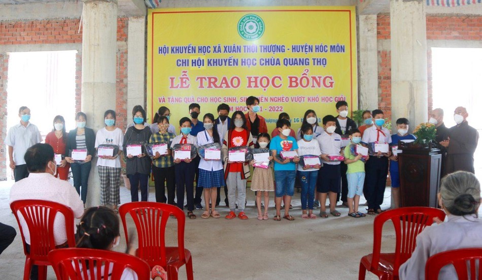 Các em trung học cơ sở và tiểu học trên địa bàn cũng nhận những phần khuyến học khích lệ Các em trung học cơ sở và tiểu học trên địa bàn cũng nhận những phần khuyến học khích lệ