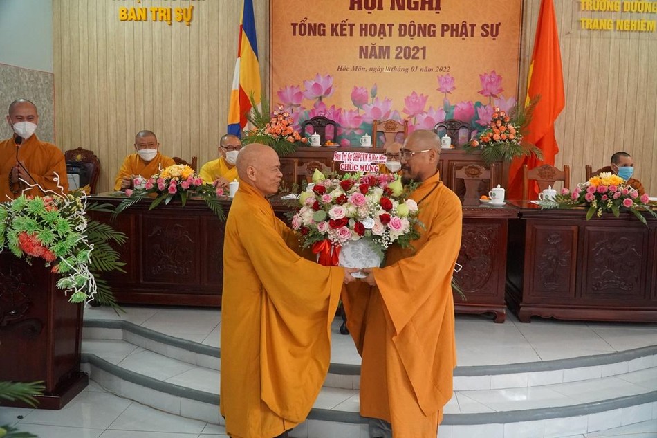 Hòa thượng Thích Thiện Minh tặng hoa chúc mừng Thượng tọa Thích Lệ Tâm được tấn phong