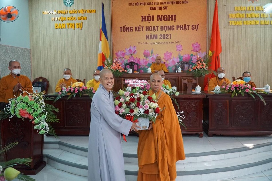 Ni sư Thích nữ Tường Hạnh, Trưởng Phân ban Ni giới Phật giáo huyện tặng hoa chúc mừng chư ni được tấn phong giáo phẩm Ni sư.