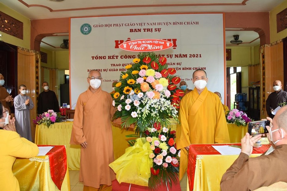 Thượng tọa Thích Quang Thạnh tặng hoa chúc mừng đến Thượng tọa Thích Huệ Minh Thượng tọa Thích Quang Thạnh tặng hoa chúc mừng đến Thượng tọa Thích Huệ Minh