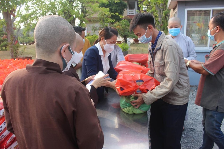 lãnh đạo địa phương cũng hiện diện để gởi những phần quà đến những hoàn cảnh khó khăn lãnh đạo địa phương cũng hiện diện để gởi những phần quà đến những hoàn cảnh khó khăn