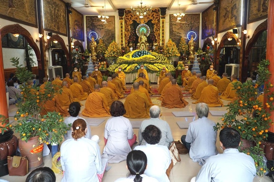 Ngoài thời khóa tụng niệm, Phật tử còn được hướng dẫn các oai nghi Ngoài thời khóa tụng niệm, Phật tử còn được hướng dẫn các oai nghi