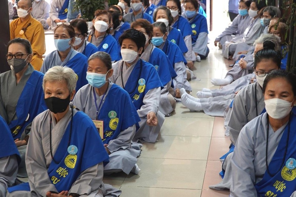 Gần 200 Phật tử tham dự hộ đàn và cầu nguyện trong pháp hội Gần 200 Phật tử tham dự hộ đàn và cầu nguyện trong pháp hội