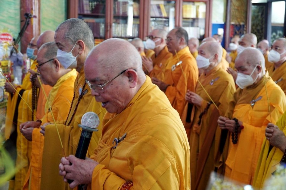 Hòa thượng Thích Thánh Tâm chủ trì nghi cúng Tổ theo truyền thống Phật giáo Bình Định Hòa thượng Thích Thánh Tâm chủ trì nghi cúng Tổ theo truyền thống Phật giáo Bình Định