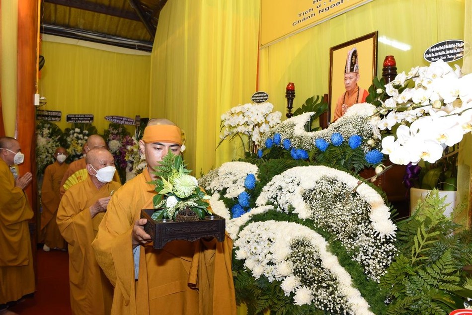 Chư tôn đức nhiễu kim quan tiễn biệt lần cuối Chư tôn đức nhiễu kim quan tiễn biệt lần cuối