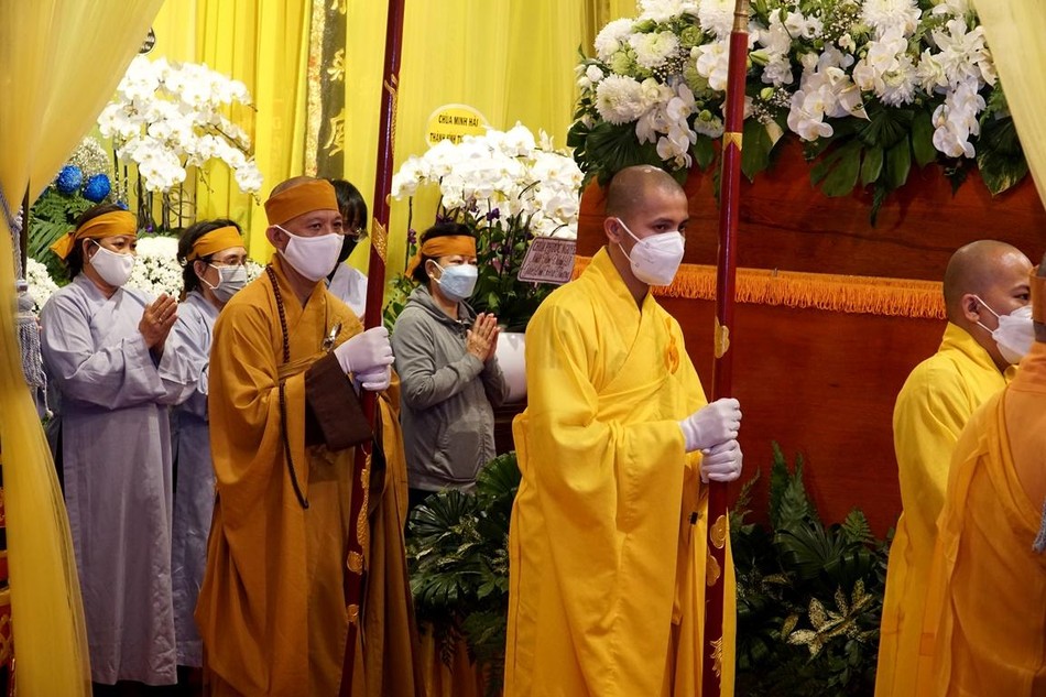 Môn đồ pháp quyến túc trực bên kim quan thầy những giây phút cuối