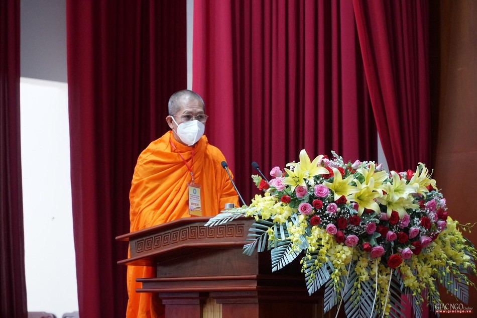 Thượng tọa Trần Văn Tha trình bày dự thảo báo cáo tổng kết công tác Phật sự khóa IX Thượng tọa Trần Văn Tha trình bày dự thảo báo cáo tổng kết công tác Phật sự khóa IX