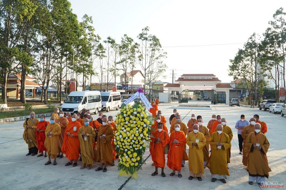 Đại biểu đặt vòng hoa viếng các anh hùng liệt sĩ Đại biểu đặt vòng hoa viếng các anh hùng liệt sĩ