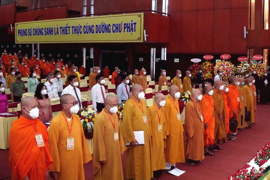 Chư tôn đức thực hiện nghi thức chào Quốc kỳ, Đạo kỳ