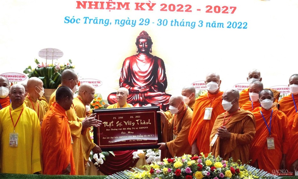 Hòa thượng Chủ tịch tặng khánh vàng chúc mừng tân Ban Trị sự