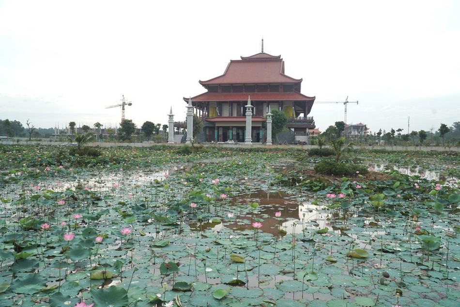 Phía trước chánh điện mới