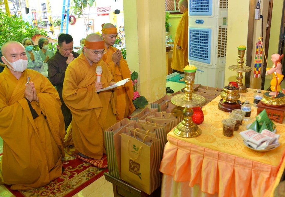 Đại đức Thích Đồng Quý dâng lời tưởng niệm và tác bạch cúng dường trai Tăng Đại đức Thích Đồng Quý dâng lời tưởng niệm và tác bạch cúng dường trai Tăng