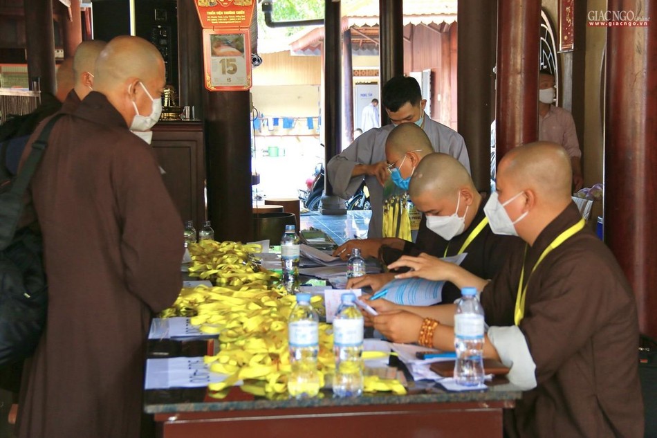 Giới tử làm thủ tục và nhận phù hiệu