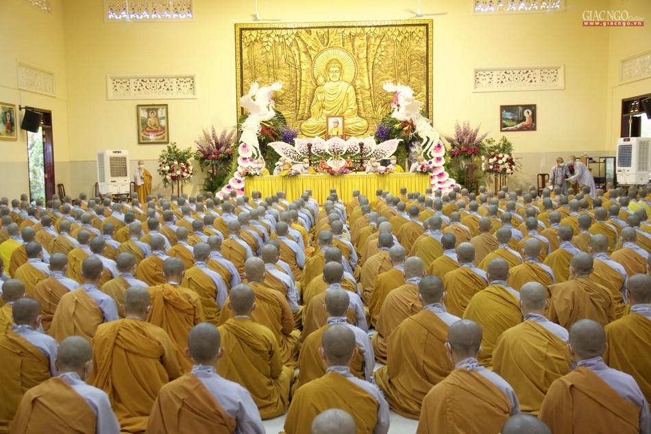 Các giới tử Tỳ-kheo-ni tụng Luật tại chánh điện thiền viện Linh Chiếu Các giới tử Tỳ-kheo-ni tụng Luật tại chánh điện thiền viện Linh Chiếu