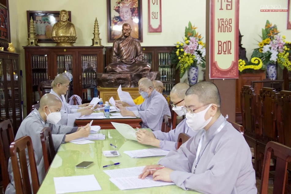 Chư tôn đức Ban Giám khảo Ni cũng tiến hành châm bài thi tự luận Chư tôn đức Ban Giám khảo Ni cũng tiến hành châm bài thi tự luận