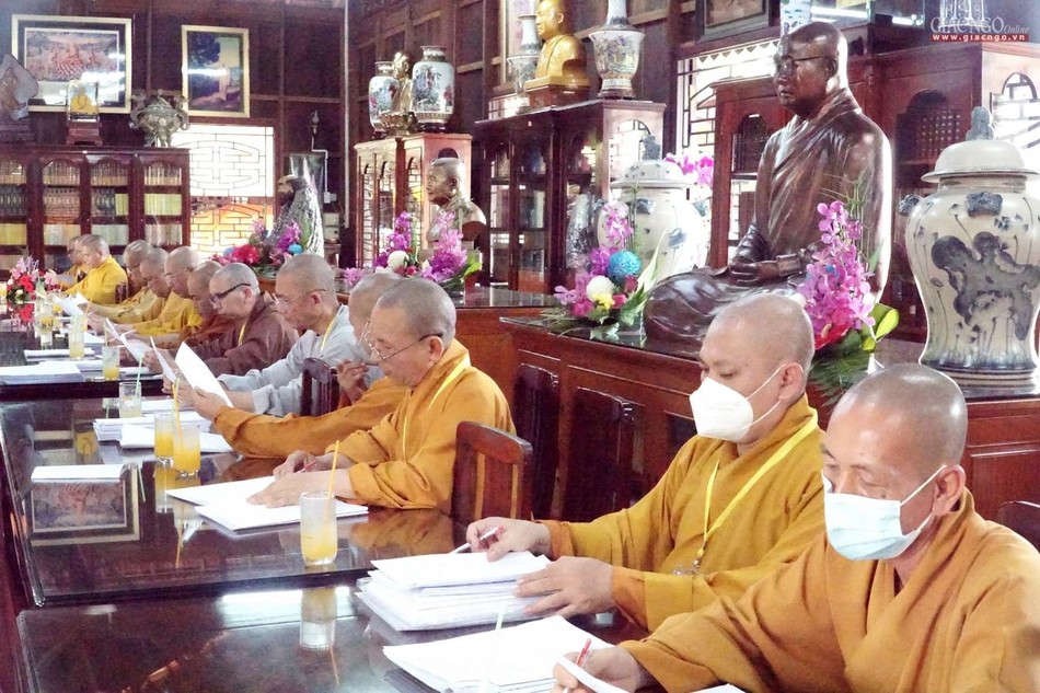 Chư tôn đức Ban Giám khảo chấm bài thi tự luận Chư tôn đức Ban Giám khảo chấm bài thi tự luận