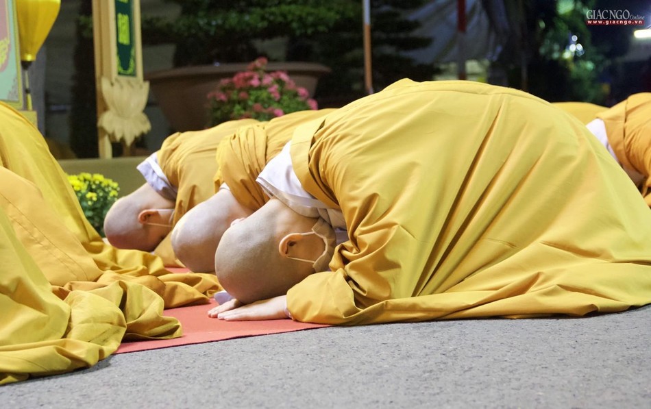 Lắng lòng để tâm thanh tịnh, để ngày mai đó nhận giới pháp