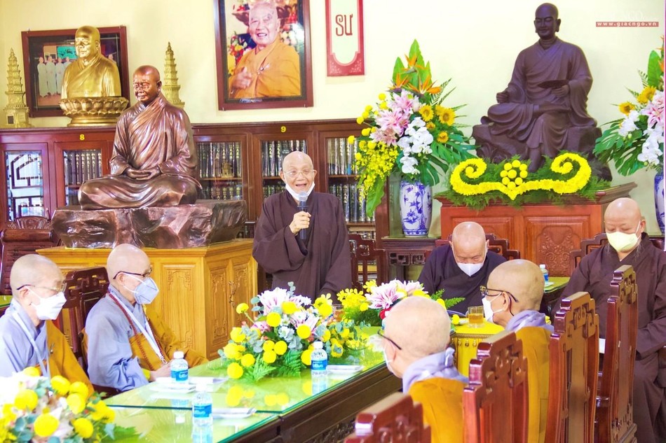 Hòa thượng Thích Minh Thông chỉ dạy một số việc cho các giới sư Ni trước khi tiến hành truyền các đàn giới