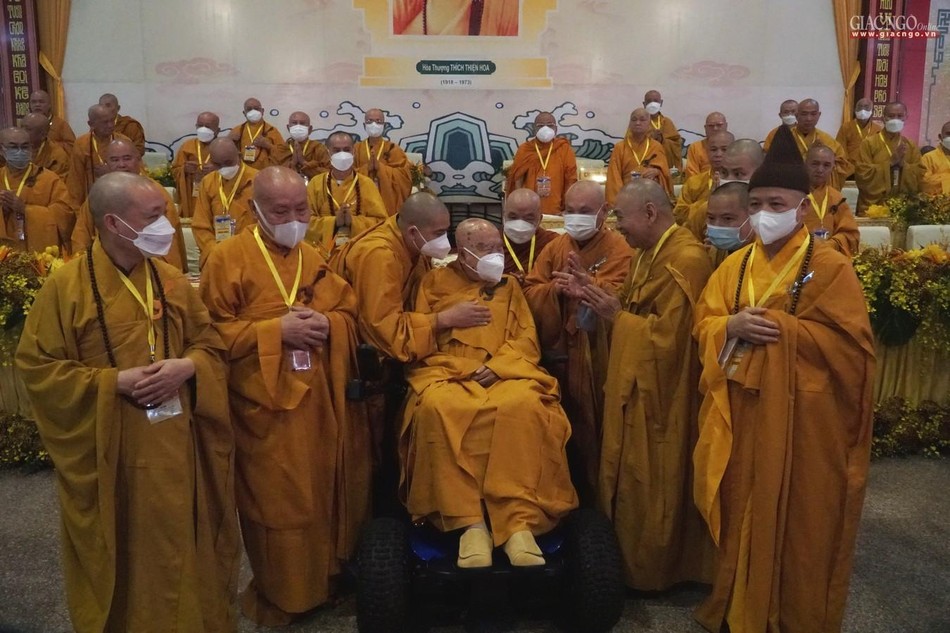 Hòa thượng Chủ tịch và chư tôn đức Hội đồng Trị sự đảnh lễ vấn an Trưởng lão Hòa thượng Thích Thanh Từ, Phó Pháp chủ GHPGVN