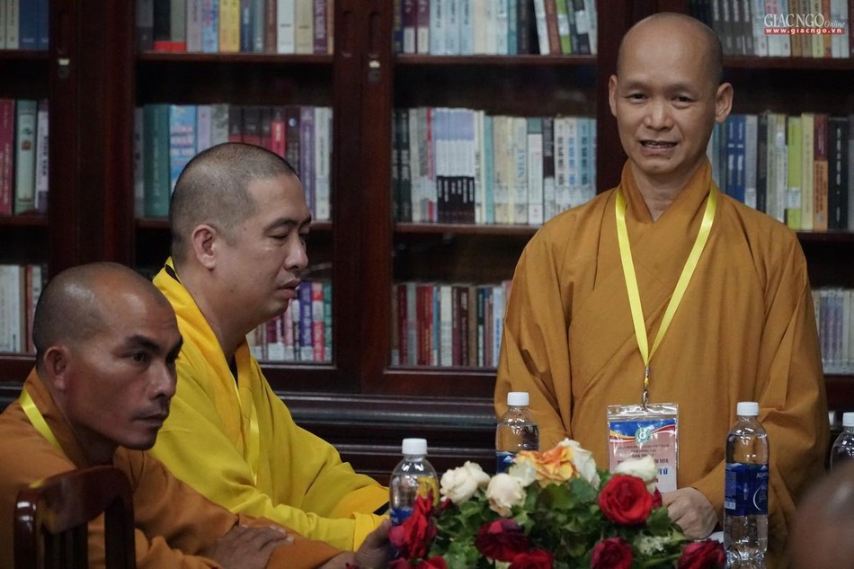 Thượng tọa Thích Tâm Hạnh, Trưởng ban Quản Giới tử triển khai một số công việc cho lễ đăng đàn truyền Tỳ-Kheo ngày mai 18-4.