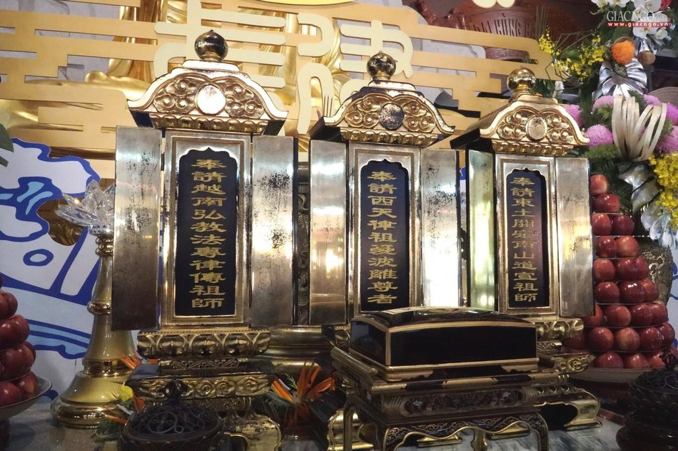 Thỉnh Giới Bổn an trí tại giới trường