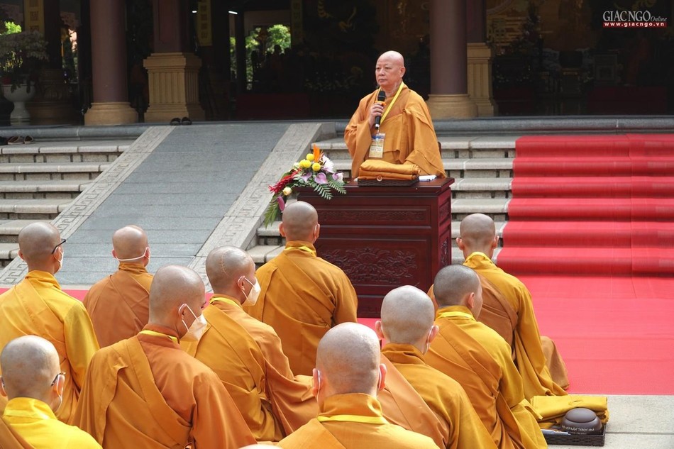 Hòa thượng Giáo thọ Thích Lệ Trang hỏi các già nạn trước khi đem các giới tử đến trình Tăng