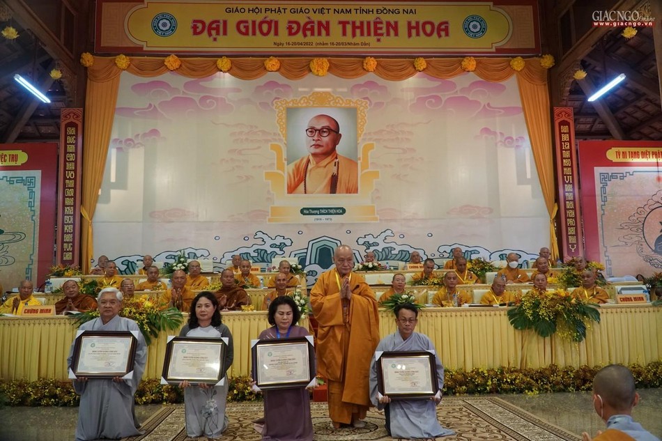 Hòa thượng Trưởng ban Tổ chức tặng Bằng tuyên dương công đức cho các Phật tử phát tâm ngoại hộ Đại giới đàn