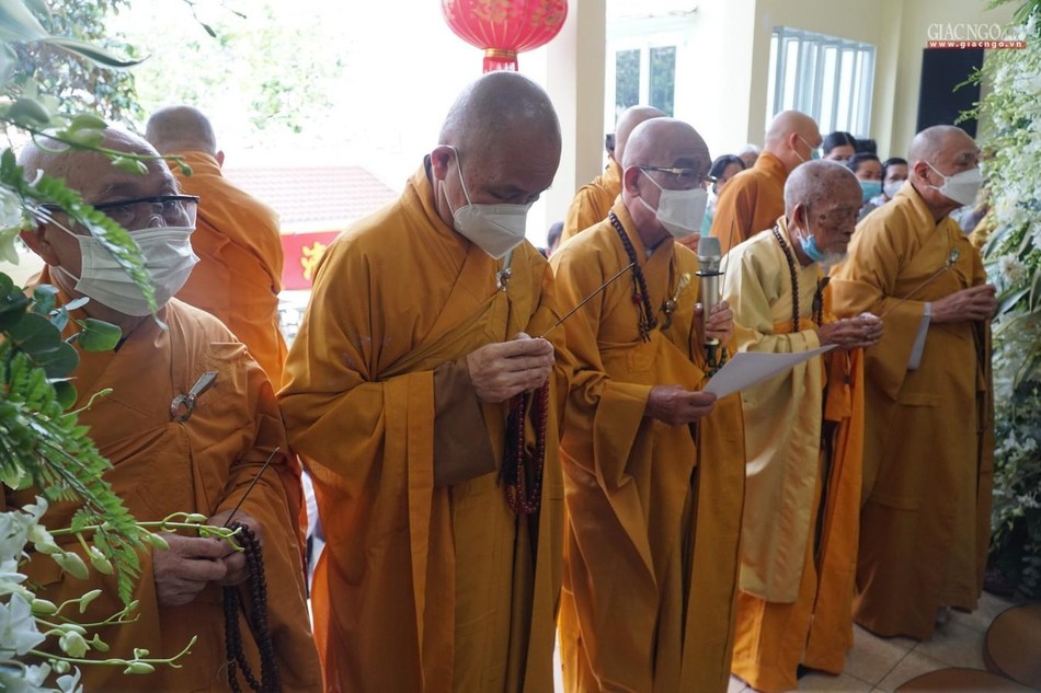 Chư tôn Hòa thượng niêm hương cầu nguyện