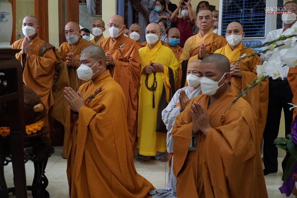 Môn đồ pháp quyến và chư Tăng hộ niệm