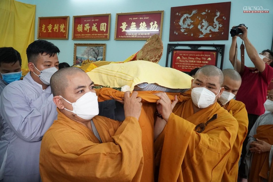 Thỉnh nhục thân cố Hòa thượng rời phương trượng viện chủ