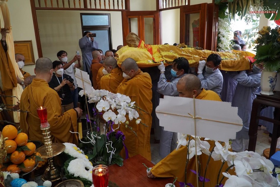 Thỉnh nhục thân Hòa thượng từ phương trượng đến Giác linh đường